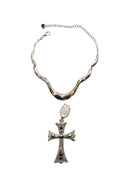 Colar Promessa de metal prata com pingente de cruz com pedra cinza opalino, hematite e black diamond
