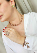 Brinco Majestade vintage com strass light peach doruado e boreal