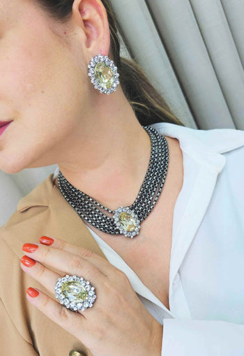 Brinco Nefertari com pedras cristais banhado no onix