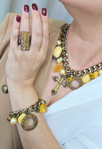 Colar Auriflor ouro velho de pedras amarelas e pingente de crucifixo