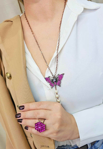 Colar Simpatia com pingente de borboleta fucsia e franja de perolas