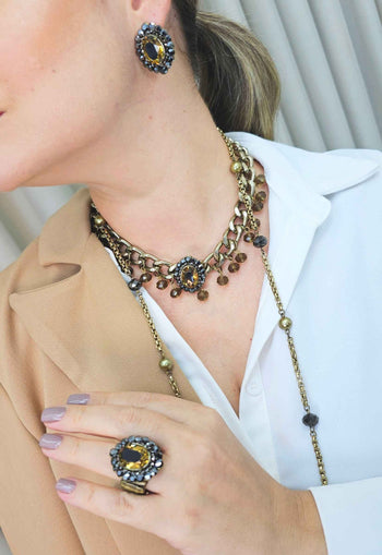 Colar Presença ouro velho com pedras verdes e hematite