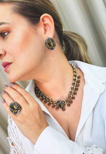 Colar Presença ouro velho com pedras verdes e hematite