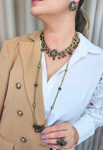 Colar Presença ouro velho com pedras verdes e hematite