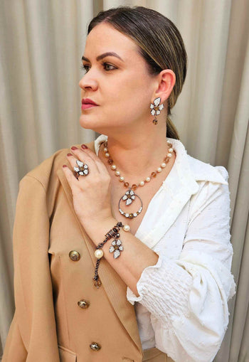 Colar Fabi de perolas com pingente de flor banhado no vintage