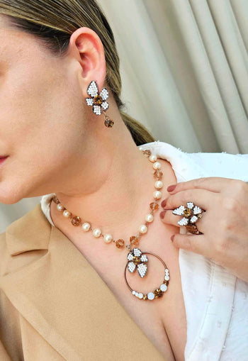 Colar Fabi de perolas com pingente de flor banhado no vintage