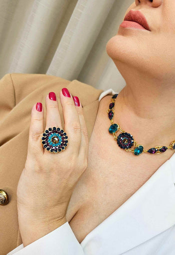 Anel Atena dourado com pedras coloridas