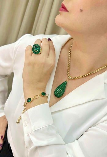 Colar Alure de gota verde esmeralda banhado no dourado