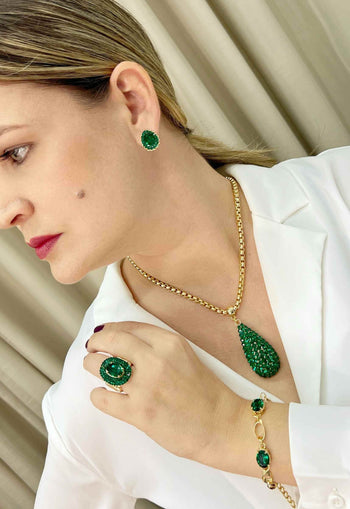 Colar Alure de gota verde esmeralda banhado no dourado