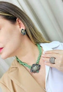 Brinco Único oval com pedras verdes banhado no vintage