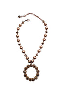 Colar Emiliana com pingente redondo de strass smoked e bolas marrons