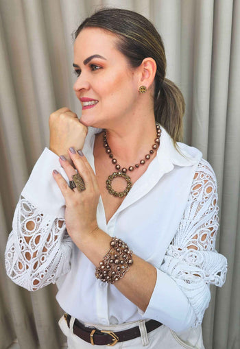 Colar Emiliana com pingente redondo de strass smoked e bolas marrons