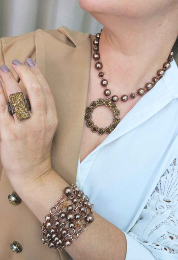 Colar Emiliana com pingente redondo de strass smoked e bolas marrons