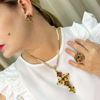 Brinco Pilar com pedras douradas banhado no dourado