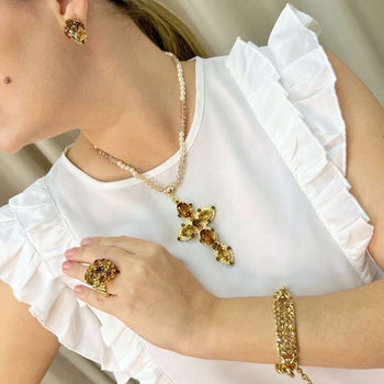 Brinco Pilar com pedras douradas banhado no dourado