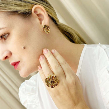 Brinco Pilar com pedras douradas banhado no dourado