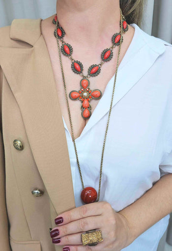 Colar Relíquia com pedras corais pingente de crucifixo e elos e correntes ouro velho