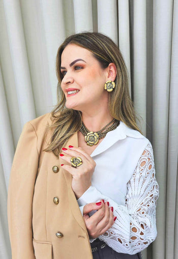 Colar Acrópolis de correntaria ouro velho com pingente de flor black diamond