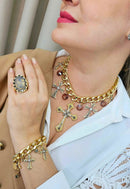 Pulseira Adriana com pingentes de cruz banhada no dourado