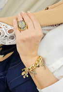 Pulseira Adriana com pingentes de cruz banhada no dourado
