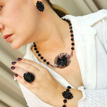 Brinco Maria Tereza com pedras pretas banhado no vintage