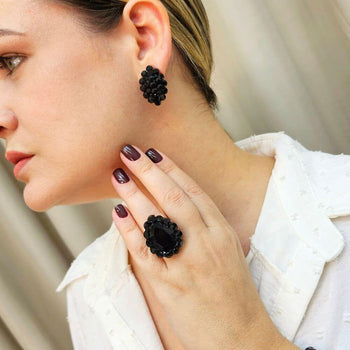 Brinco Maria Tereza com pedras pretas banhado no vintage