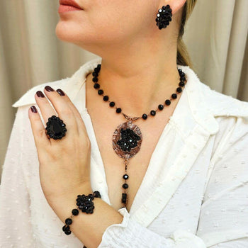 Brinco Maria Tereza com pedras pretas banhado no vintage