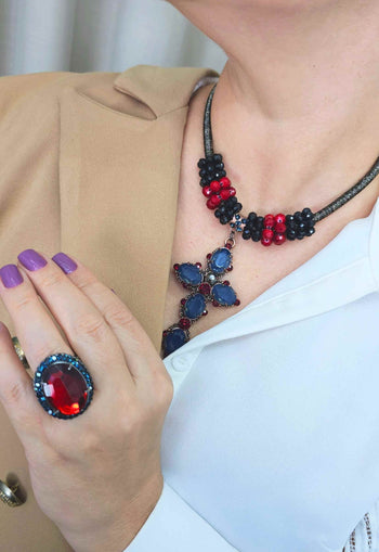 Colar Alegra com pingente de cruz e pedras montana e rubi