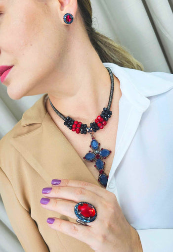 Colar Alegra com pingente de cruz e pedras montana e rubi