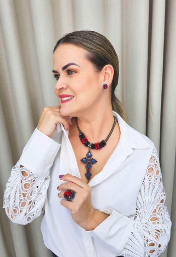 Colar Alegra com pingente de cruz e pedras montana e rubi