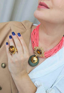 Colar Calissa de miçangas coral e pingente dourado e olivine luxo