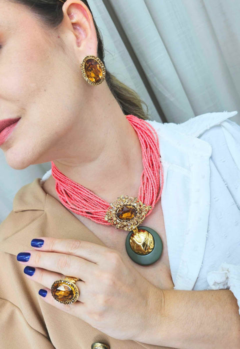 Colar Calissa de miçangas coral e pingente dourado e olivine luxo