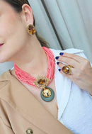 Colar Calissa de miçangas coral e pingente dourado e olivine luxo