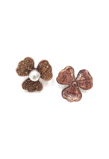 Brinco Dara de flor vintage com perolas