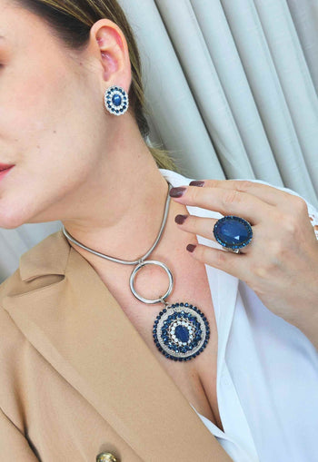 Colar Coliseu silver com mandala de pedras azuis banhado no prata
