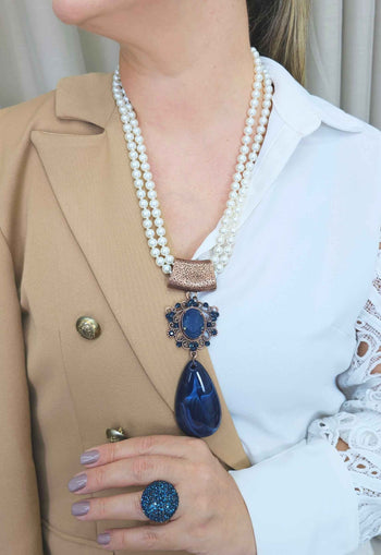 Colar Refúgio de perolas com pingente de pedras azuis banhado no vintage