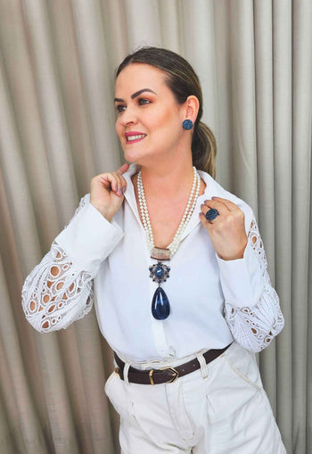 Colar Refúgio de perolas com pingente de pedras azuis banhado no vintage