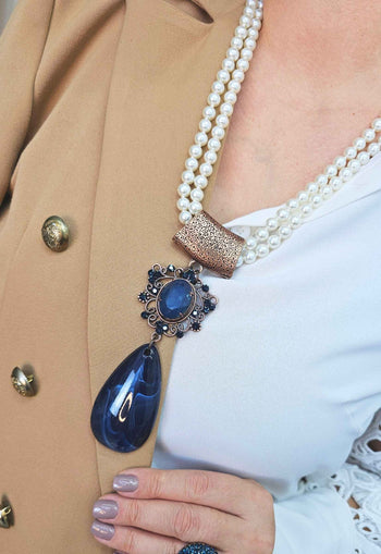 Colar Refúgio de perolas com pingente de pedras azuis banhado no vintage