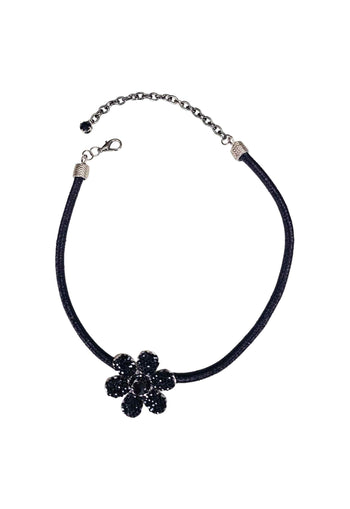 Colar Fidelis de cordão com pingente de flor preta