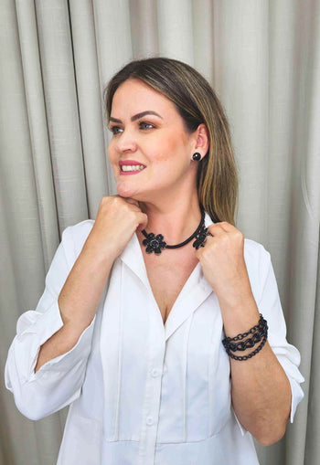 Colar Fidelis de cordão com pingente de flor preta
