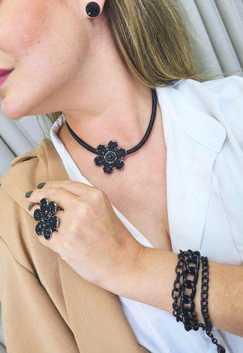 Colar Fidelis de cordão com pingente de flor preta