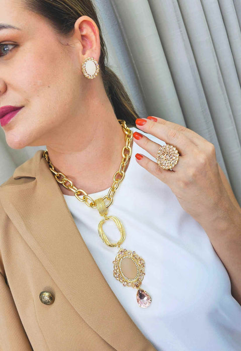 Colar Paty Gold com elos dourados e pingente light peach