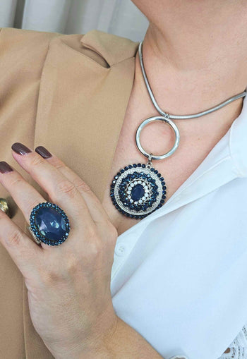 Anel Coliseu silver de pedras azuis banhado no prata