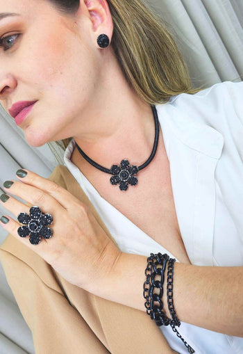 Anel Fidelis em formato de flor com pedras pretas