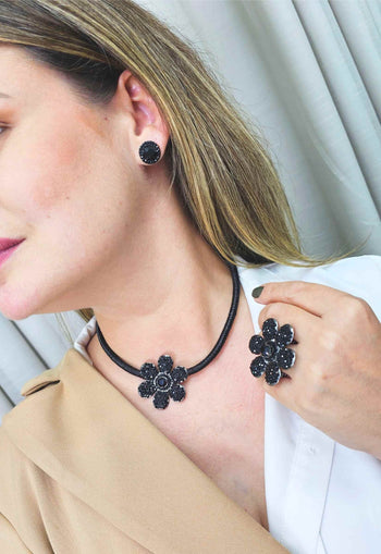 Anel Fidelis em formato de flor com pedras pretas