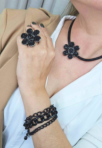 Anel Fidelis em formato de flor com pedras pretas