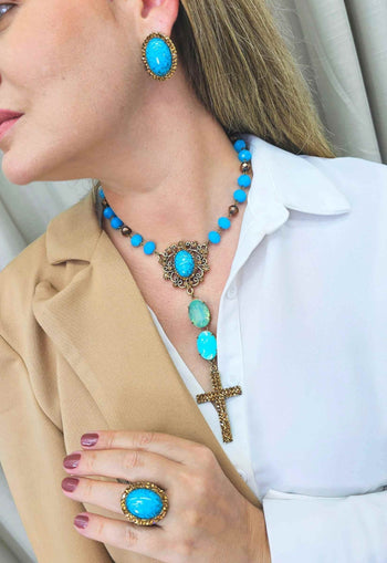 Colar Oceana Luz de pedras azuis com pingente de crucifixo ouro velho