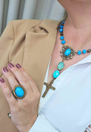 Colar Oceana Luz de pedras azuis com pingente de crucifixo ouro velho