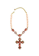 Colar Tessália de crucifixo coral com perolas banhado no dourado