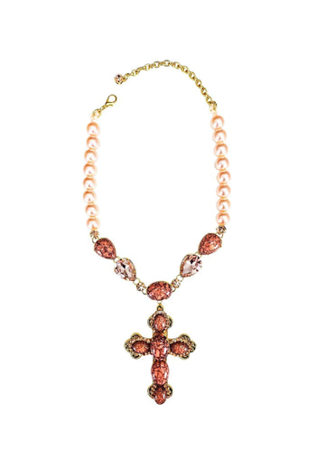 Colar Tessália de crucifixo coral com perolas banhado no dourado